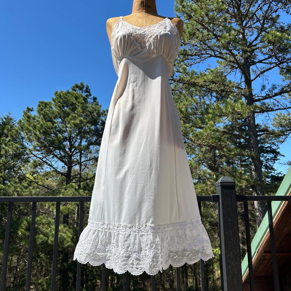 Vintage 40s/50s White Nylon Embroidered Chiffon Sweetheart Ruffle Hem Slip Dress